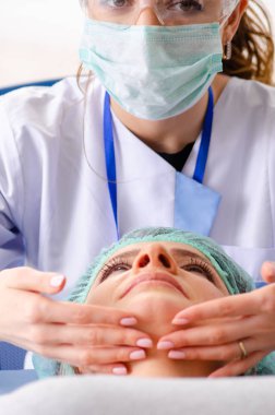 Kadın estetik plastik ameliyat için hazırlanıyor