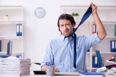 Genç erkek işadamı aşırı işten memnun değil.  