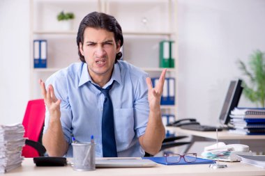 Genç erkek işadamı aşırı işten memnun değil.  