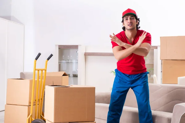 Junge männliche Lohnunternehmer mit Boxen, die drinnen arbeiten — Stockfoto