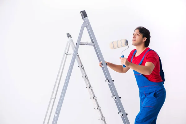 Jovem empreiteiro bonito trabalhando dentro de casa — Fotografia de Stock