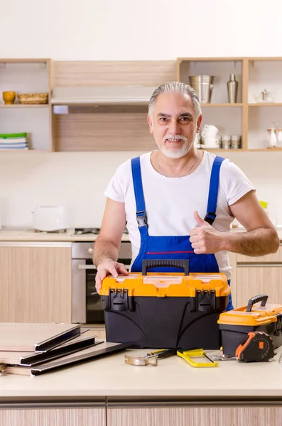 Entrepreneur âgé réparateur travaillant dans la cuisine — Photo