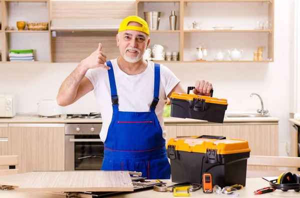 Contratista de edad reparador que trabaja en la cocina — Foto de Stock