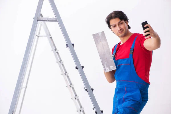 Junge hübsche Bauunternehmerin arbeitet drinnen — Stockfoto