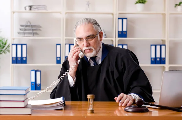 Aged lawyer working in the courthouse — Stock Photo, Image