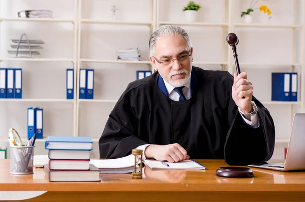 Avocat âgé travaillant au palais de justice — Photo