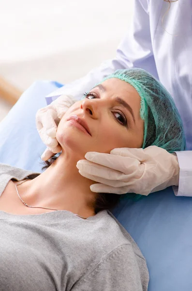 Женщина готовится к косметической пластической хирургии — стоковое фото