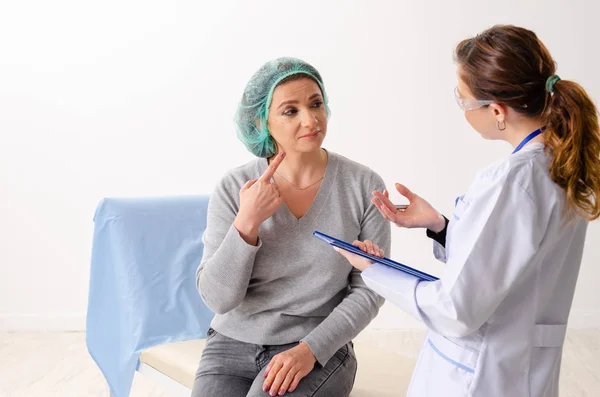 Mujer preparándose para cirugía plástica cosmética — Foto de Stock