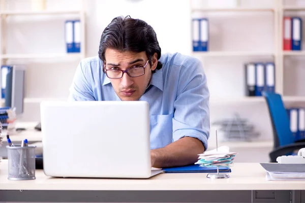 Junger männlicher Geschäftsmann unzufrieden mit exzessiver Arbeit — Stockfoto