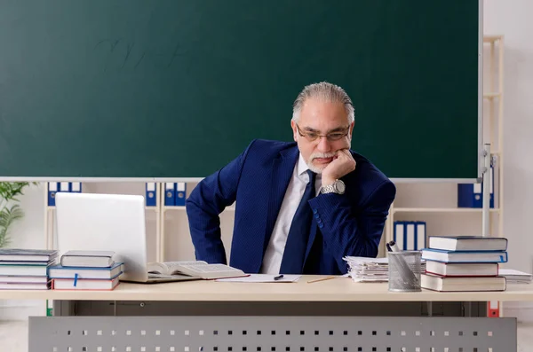 Profesor varón envejecido frente a pizarra —  Fotos de Stock