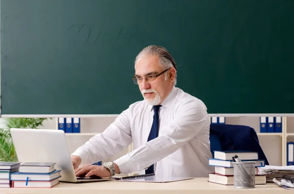 Professor do sexo masculino envelhecido na frente do quadro — Fotografia de Stock