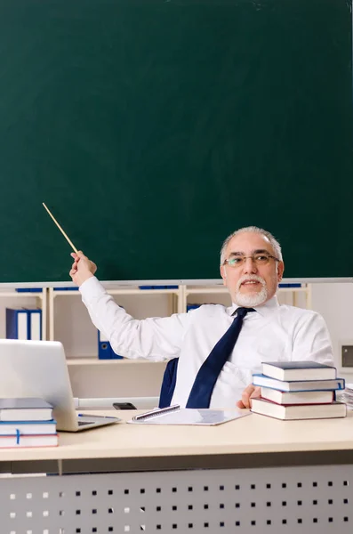 Profesor varón envejecido frente a pizarra — Foto de Stock