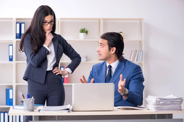 Dos empleados que trabajan en la oficina — Foto de Stock