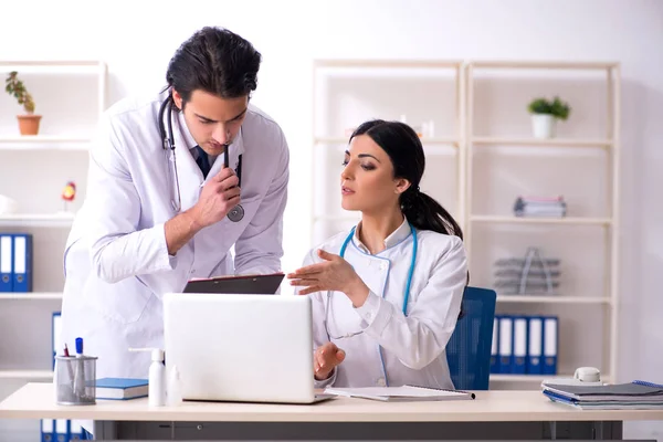 Zwei junge Ärzte arbeiten in der Klinik — Stockfoto