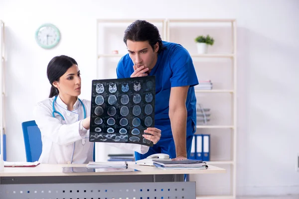 Twee jonge artsen die in de kliniek werken — Stockfoto