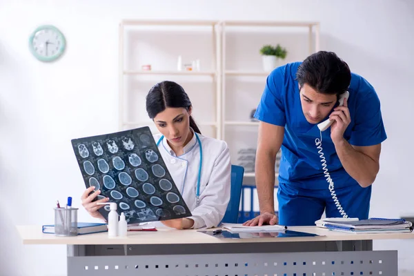 Twee jonge artsen die in de kliniek werken — Stockfoto