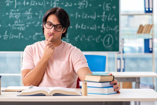 Joven estudiante masculino en el aula — Foto de Stock