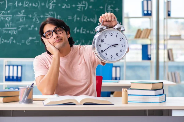 Mladý muž student ve třídě — Stock fotografie