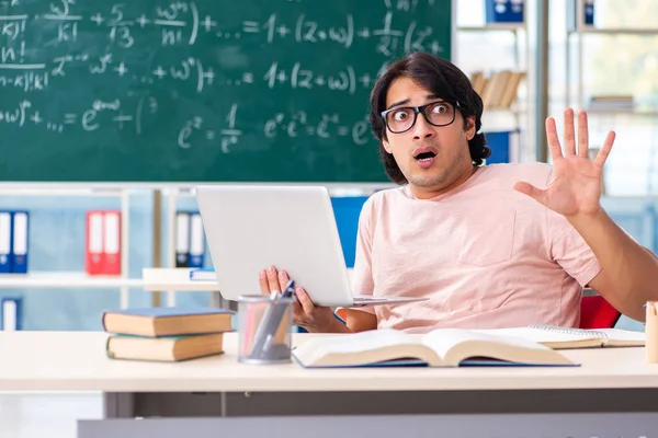 Joven estudiante masculino en el aula —  Fotos de Stock