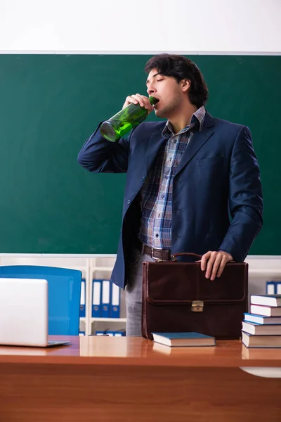 Mężczyzna nauczyciel picie w klasa — Zdjęcie stockowe