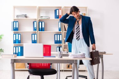 Çalışan doğrudan yataktan işe geliyor.