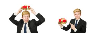 Taçlı bir iş adamı beyazlar içinde.