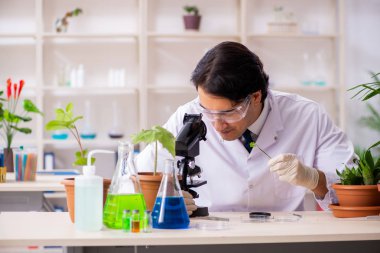 Laboratuarda çalışan biyoteknoloji kimyager