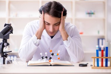 Laboratuarda çalışan genç erkek bilim adamı 