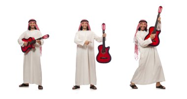 Arap adam beyazda soyutlanmış oynuyor