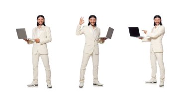 Dizüstü bilgisayarı olan genç adam beyazda izole edilmiş.