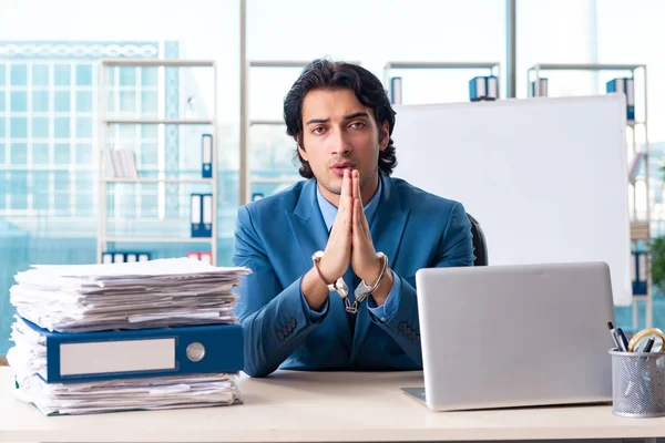 Empleado masculino encadenado infeliz con el trabajo excesivo — Foto de Stock