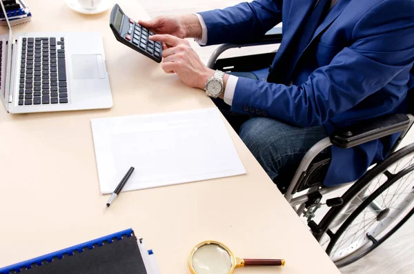 Älterer Mitarbeiter im Rollstuhl arbeitet im Büro — Stockfoto