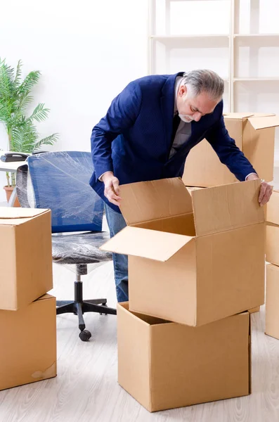 Hombre de negocios envejecido que se traslada a un nuevo lugar de trabajo —  Fotos de Stock