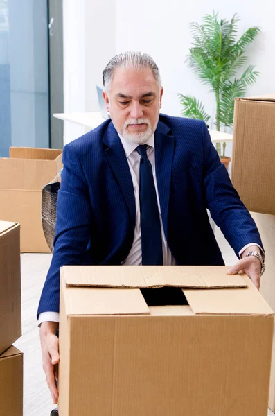 Betagter Geschäftsmann zieht an neuen Arbeitsplatz — Stockfoto