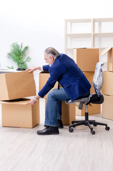 Empresário envelhecido se mudando para novo local de trabalho — Fotografia de Stock