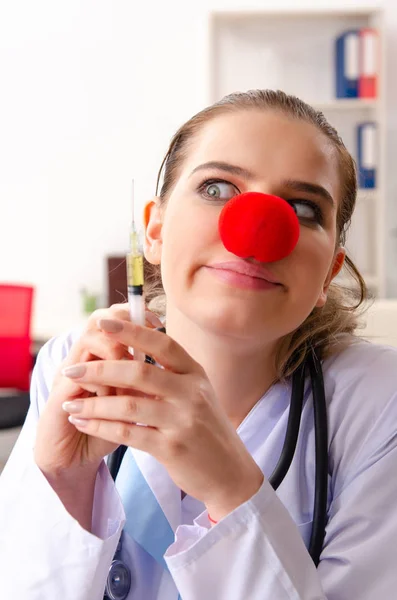 Femme drôle médecin travaillant à la clinique — Photo