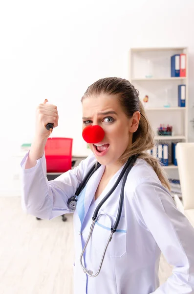 Doctora divertida que trabaja en la clínica —  Fotos de Stock