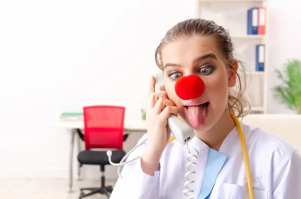 Femme drôle médecin travaillant à la clinique — Photo