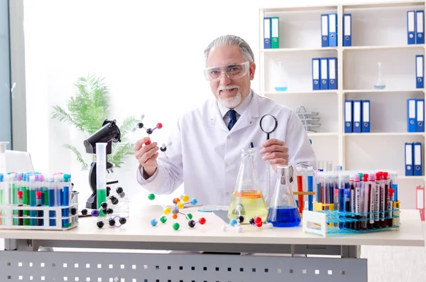 Старий хімік-чоловік працює в лабораторії — стокове фото