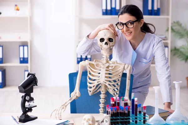 Ung kvinnlig arkeolog som arbetar i labbet — Stockfoto