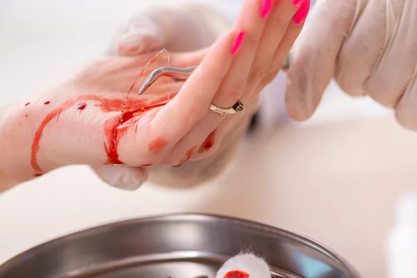 Femme blessée à la main visitant médecin masculin — Photo