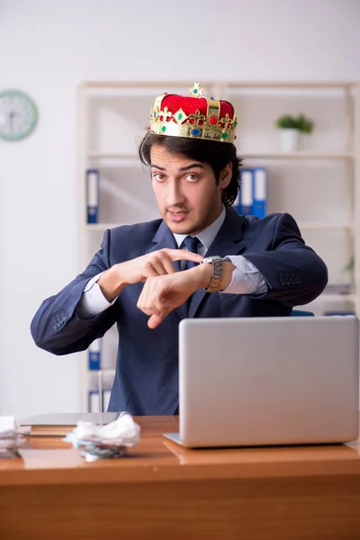 Ung kung affärsman som arbetar på kontoret — Stockfoto