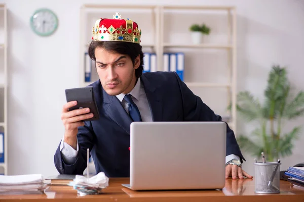 Young king businessman working in the office — Stock Photo, Image