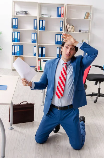 Giovane felice dipendente maschile in ufficio — Foto Stock