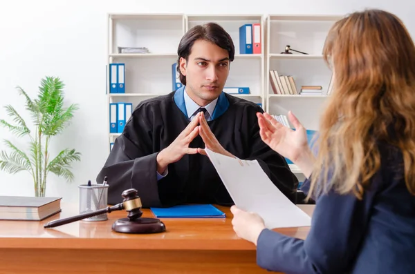 Junge Frau besucht männlichen Anwalt — Stockfoto