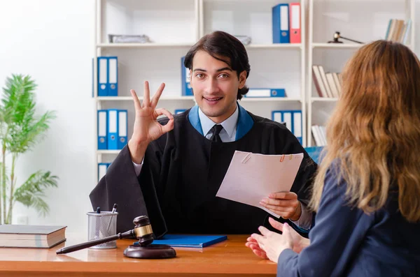 Mujer joven visitando a abogado masculino — Foto de Stock