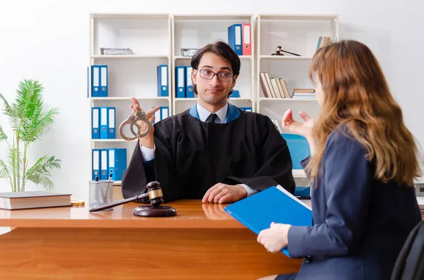 Mujer joven visitando a abogado masculino — Foto de Stock