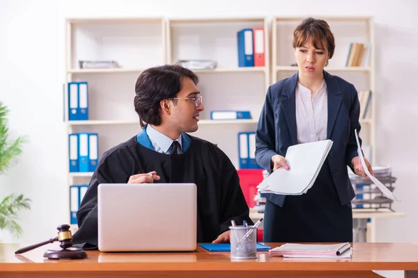 Due avvocati che lavorano in ufficio — Foto Stock