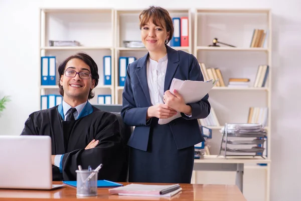 Due avvocati che lavorano in ufficio — Foto Stock