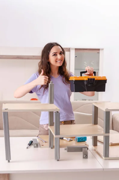 Jeune femme réparer chaise à la maison — Photo